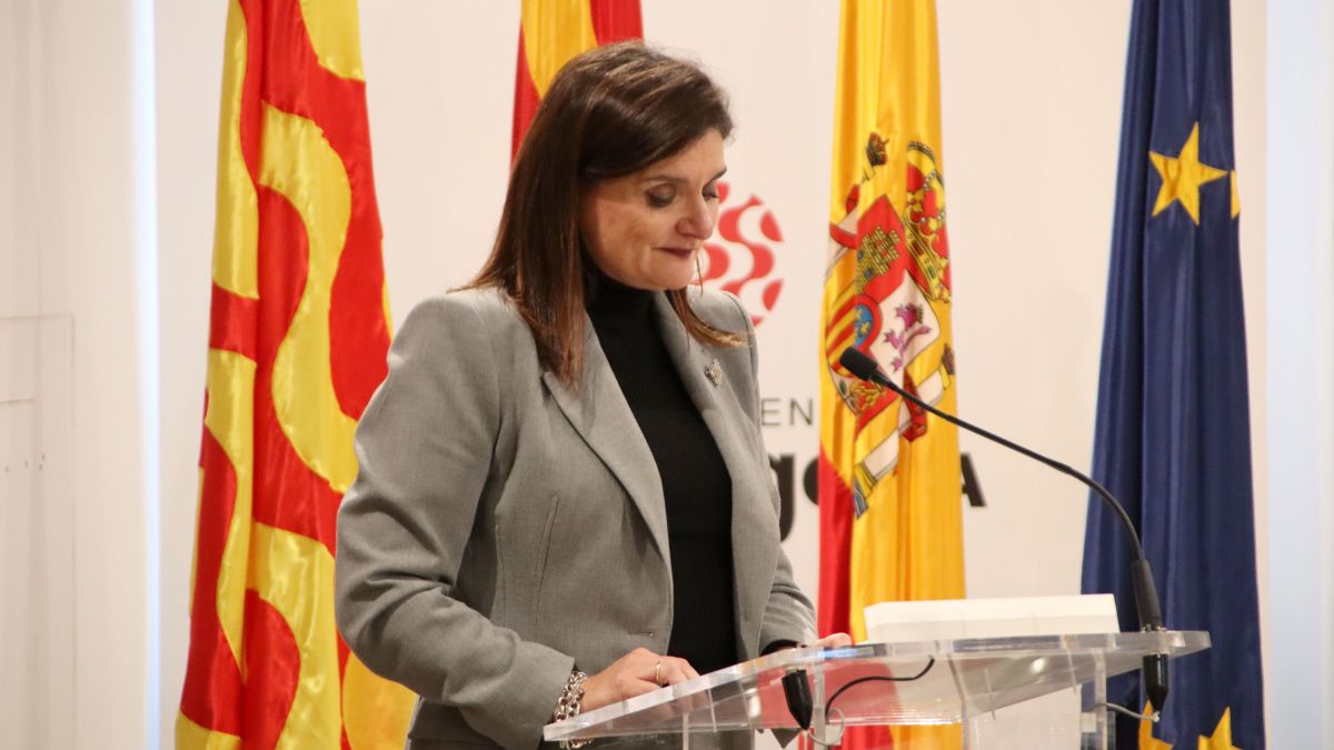 La fins ara consellera del PP a l'Ajuntament de Tarragona, Elisa Vedrina, durant el seu discurs de renúncia a l'acta de consellera