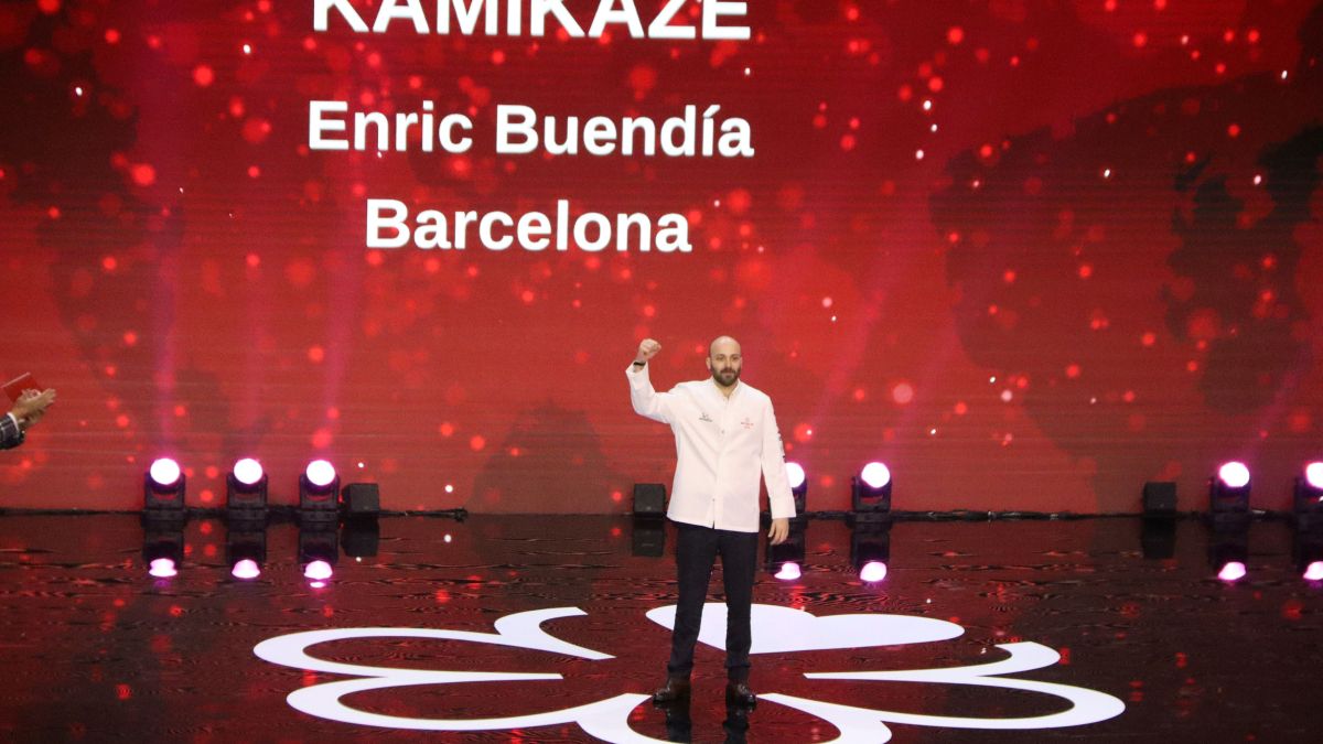 El xef del restaurant Kamikaze de Barcelona, Enric Buendía, recull la primera estrella Michelin a la gala que se celebra a Màlaga