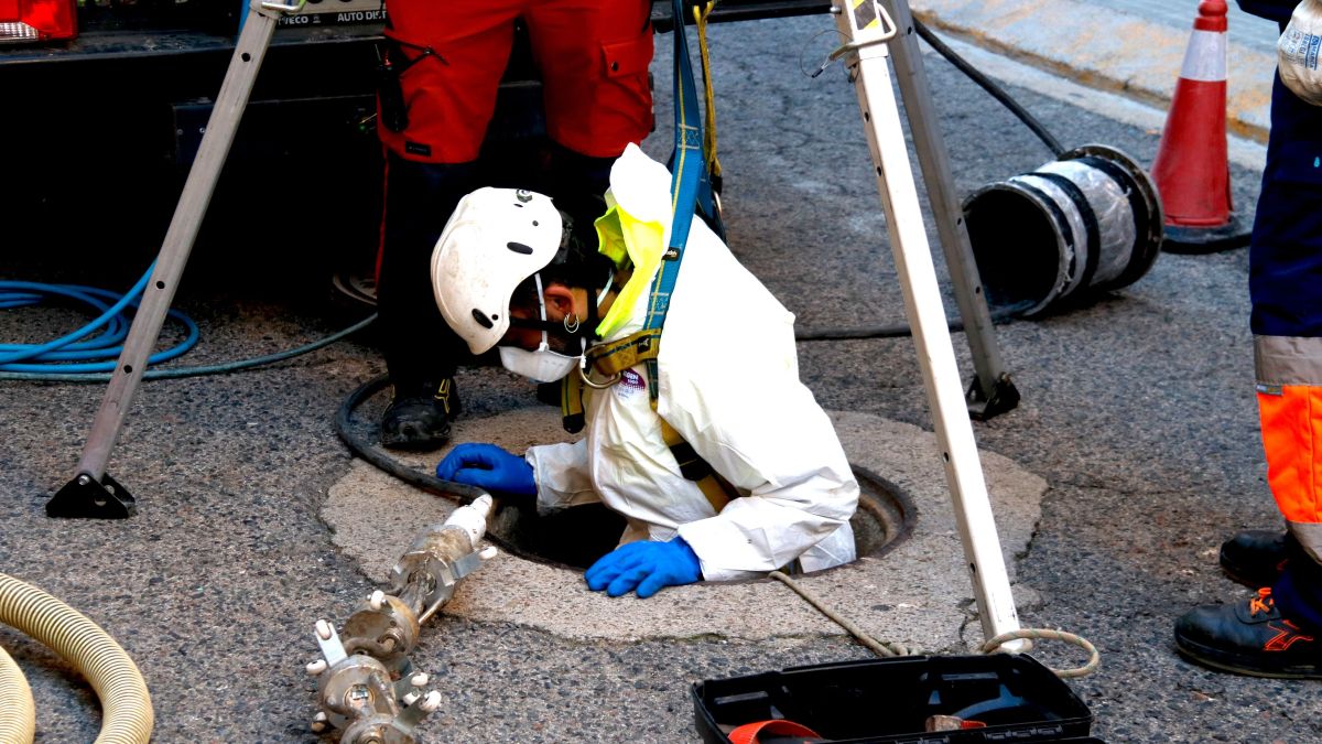 Uns operaris d'EMATSA treballen en la reparació de la xarxa de clavegueram de Tarragona 1