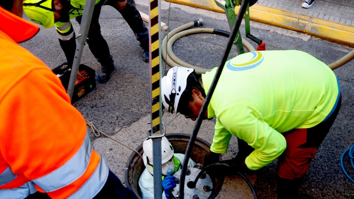 Uns operaris d'EMATSA treballen en la reparació de la xarxa de clavegueram de Tarragona 3