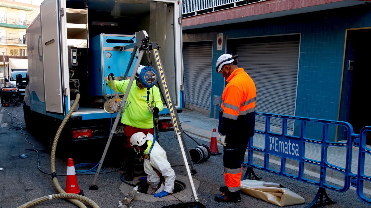 Uns operaris d'EMATSA treballen en la reparació de la xarxa de clavegueram de Tarragona 2