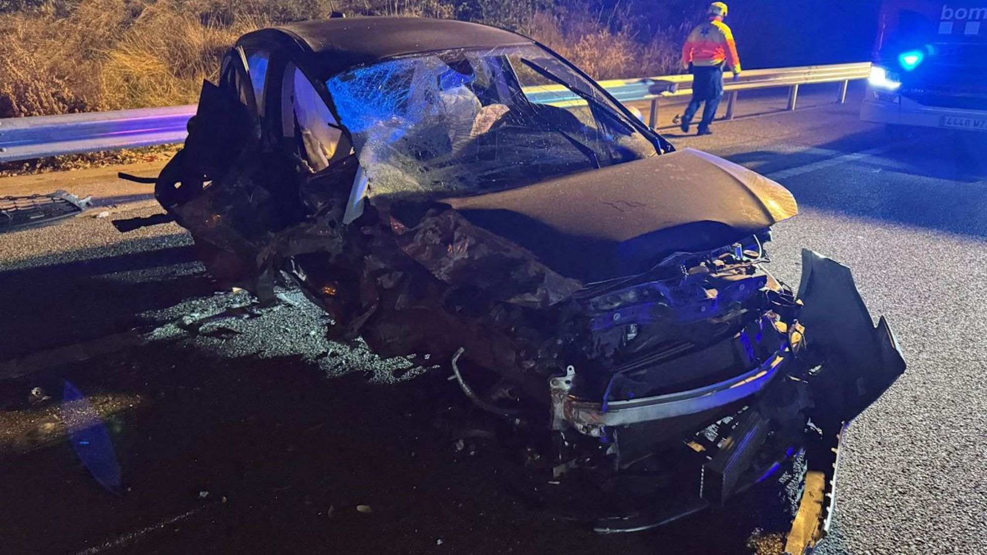 Un cotxe en direcció contrària provoca un xoc frontal amb un autocar ple de passatgers a l’AP 7