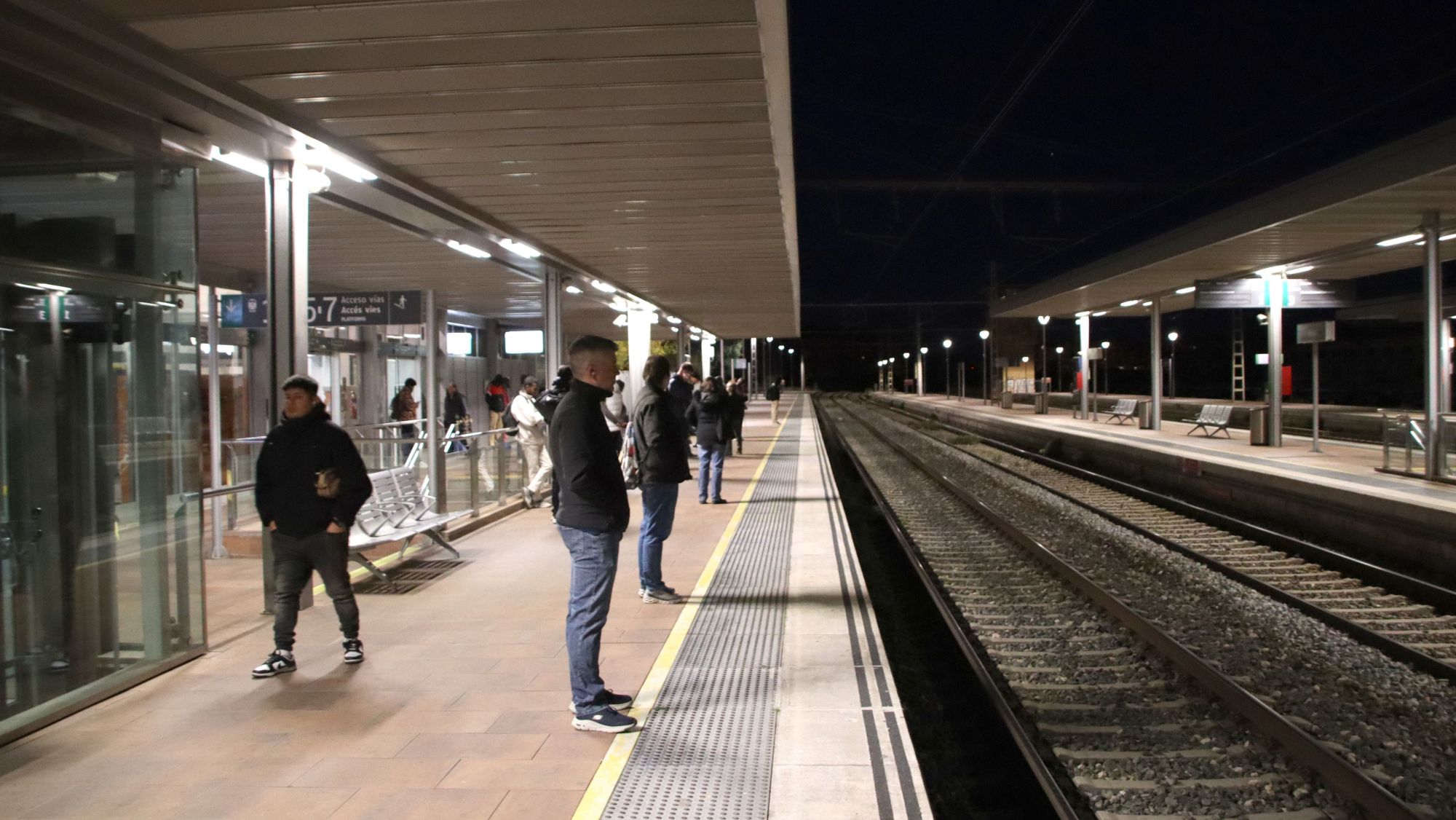 Usuaris de Renfe de Reus esperen el tren de les 7.06 hores per anar a Barcelona i que arriba amb dotze minuts de retard