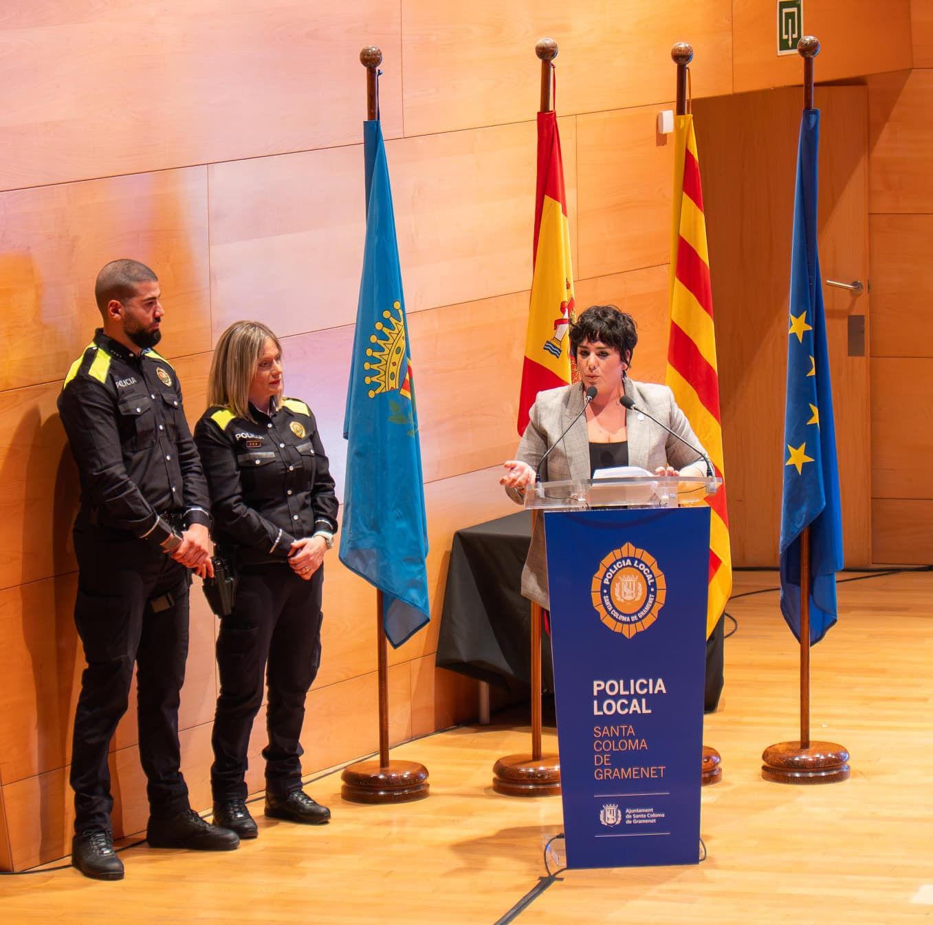 L'alcaldessa de Santa Coloma de Gramenet, Mireia González, reconeix la Policia Local de la ciutat