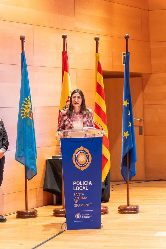 La consellera d'Interior i exalcaldessa de Santa Coloma, Núria Parlon, de Santa Coloma de Gramenet, Mireia González, reconeix la Policia Local de la ciutat