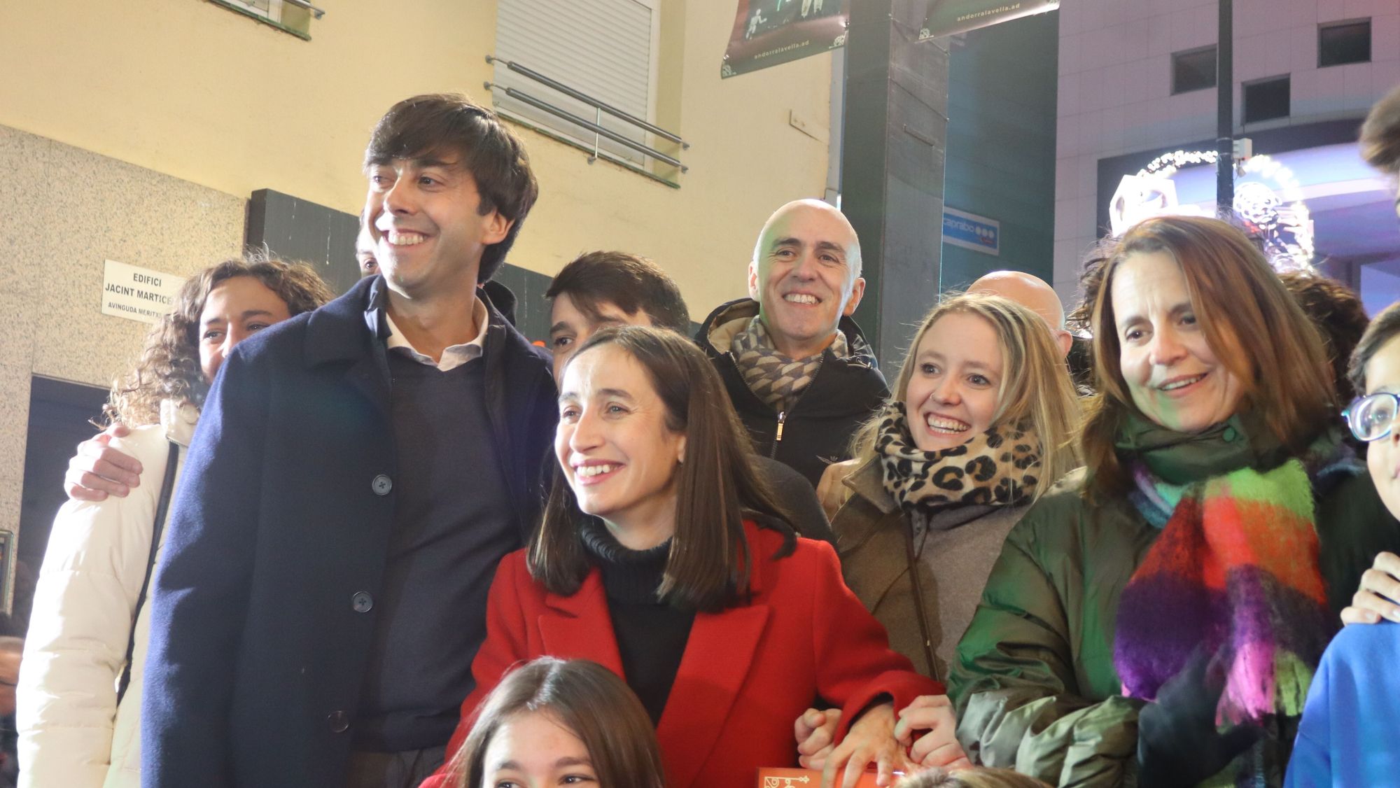 Les dues corporacions parroquials amb el botó d'encesa de les llums