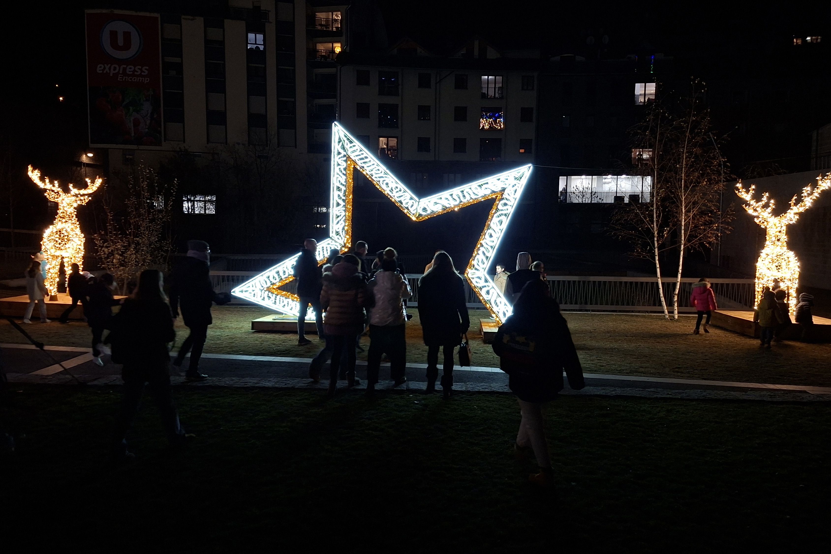 Algunes figures de llums de Nadal que hi ha en el parc de l'Ossa d'Encamp | FOTO: R.S. (ANA)