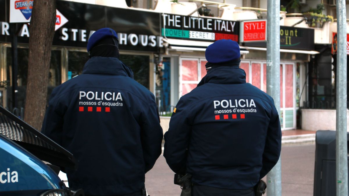 Dos agents dels Mossos d'Esquadra al carrer Carles Buïgas de Salou durant el dispositiu policial contra els Trinitaris