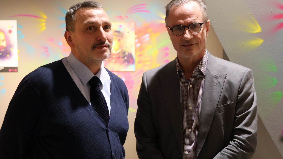 El retratista Christian Guémy, conegut artísticament com a C215, i l'ambaixador francès a Andorra, Nicolas Eybalin