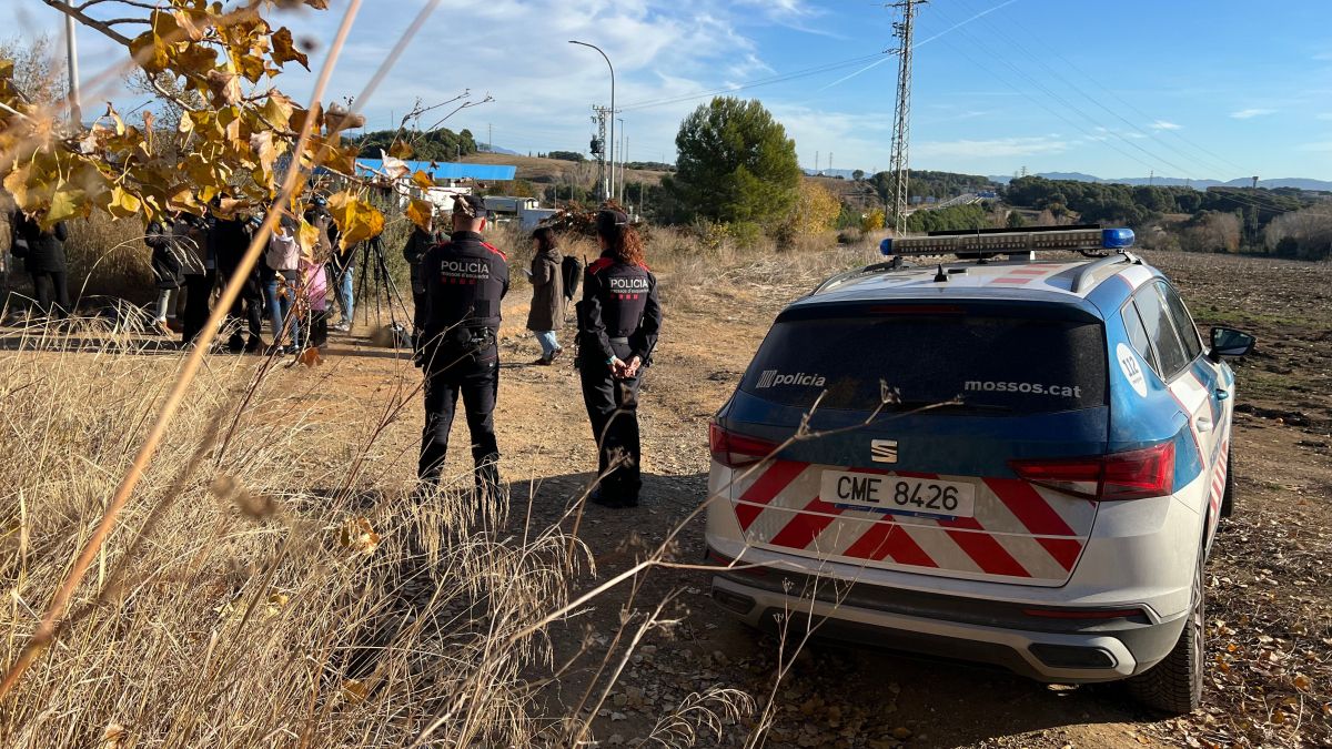 Una patrulla dels Mossos en punt de control d'accés per prevenir l'expansió de la pesta porcina