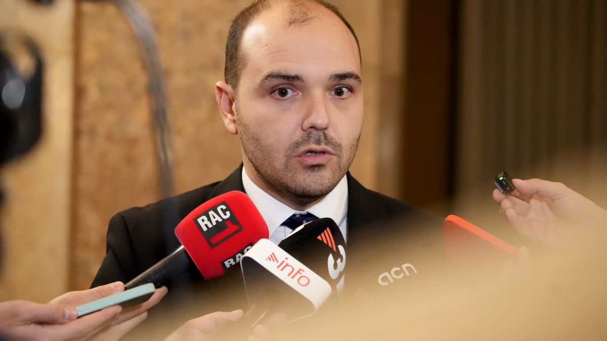 El conseller Albert Dalmau atén la premsa al Parlament