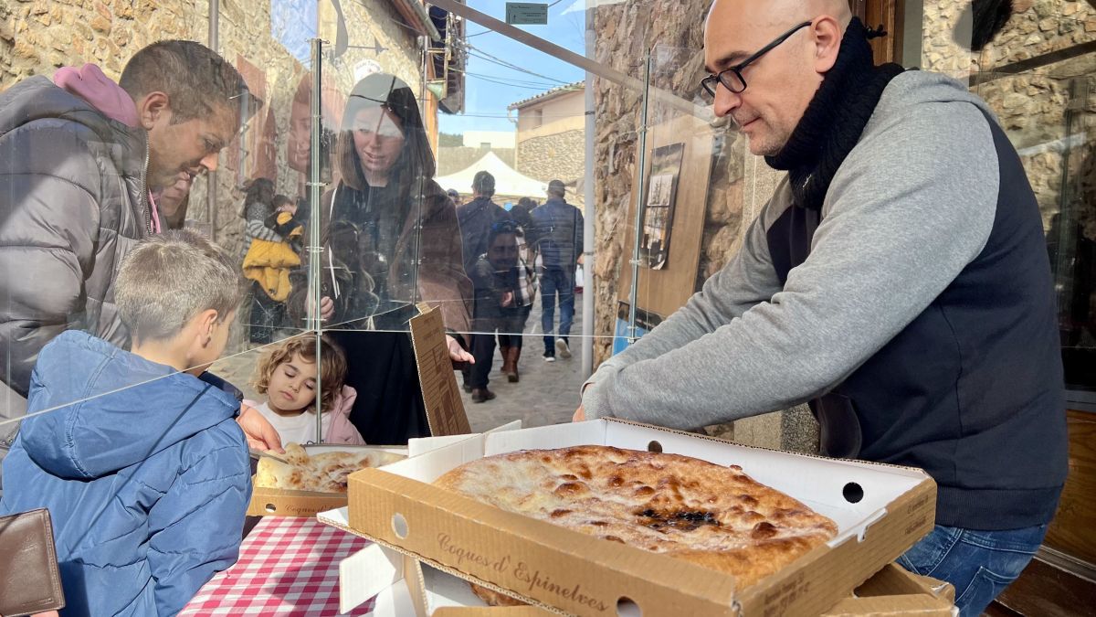 Un dels propietaris del forn Can Celestino venent coques a la Fira de l'Avet d'Espinelves.