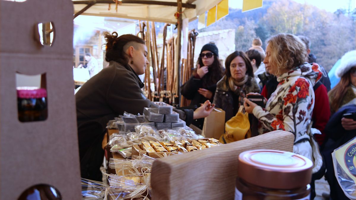Una paradista venent productes alimentaris a la Fira de l'Avet d'Espinelves.