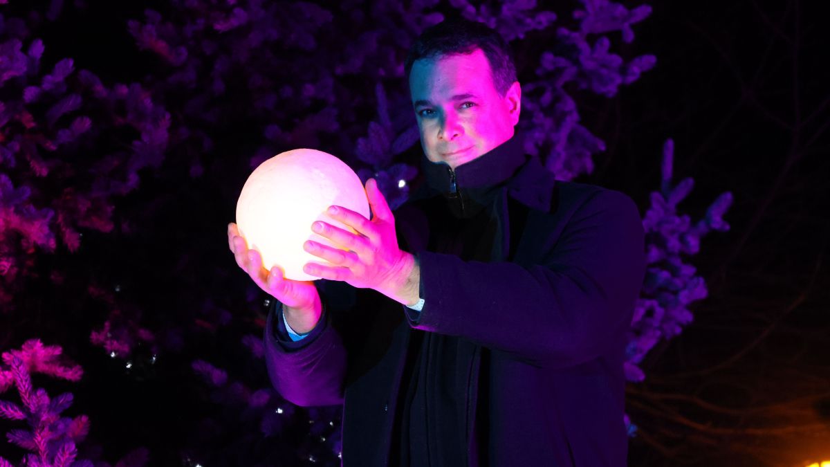 El cònsol menor d'Ordino, Eduard Betriu, amb la llum de l'acte d'encesa