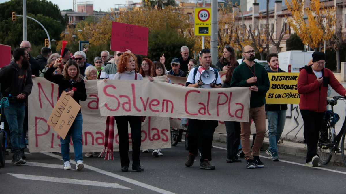 Capçalera de la manifestació en contra del projecte de càmping a Cunit que inclou una piscina d'onades artificials