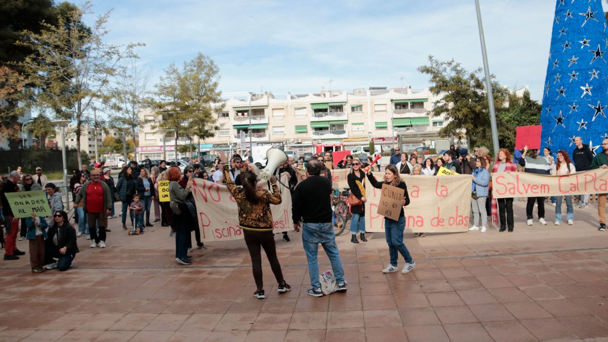 Els manifestants han arribat a la plaça de l'Ajuntament de Cunit per demanar la paralització del projecte de càmping que inclou una piscina d'onades artificials