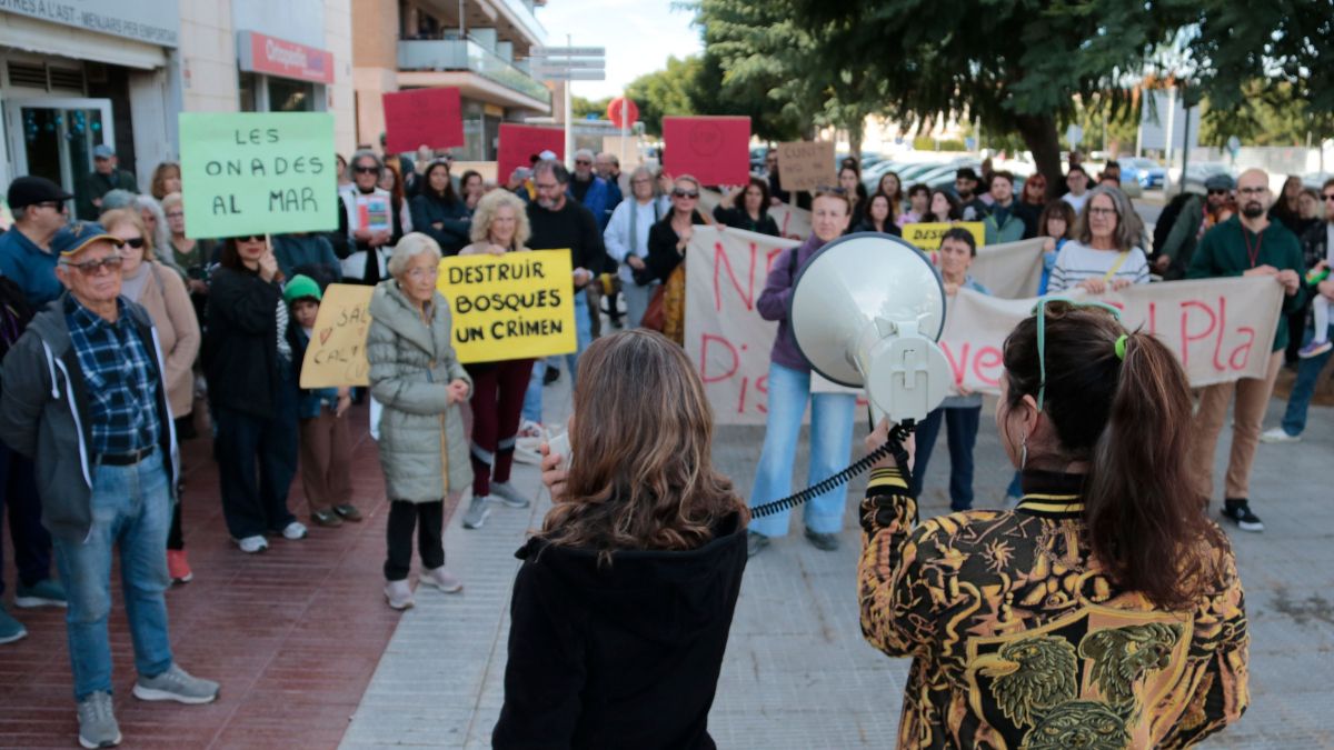 Un centenar de persones s'an manifestat a Cunit per demanar la paralització del projecte de càmping que inclou una piscina d'onades artificials