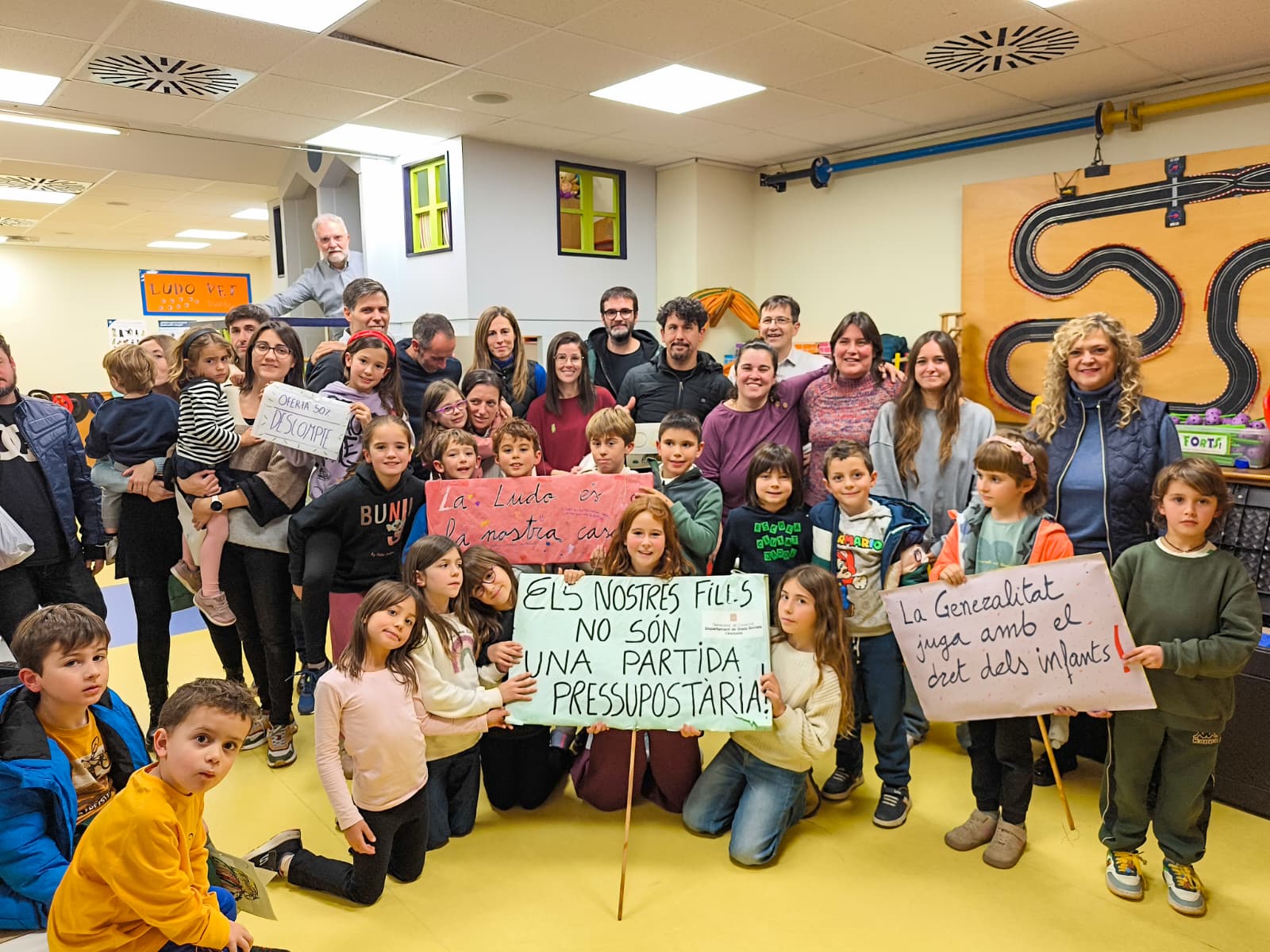 Famílies de la ludoteca Arenys del Segre amb Violant Cervera | FOTO: JuntsXCat Paeria Famílies de la ludoteca Arenys del Segre amb Violant Cervera | FOTO: JuntsXCat Paeria