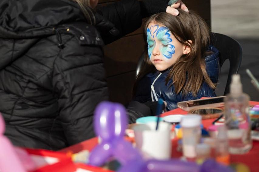 L'activitat de pintacares de la fira de Santa Llúcia de Sant Julià de Lòria