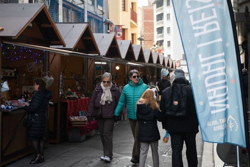 Unes persones passejant per la fira de Santa Llúcia de Sant Julià de Lòria
