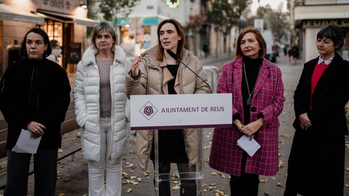L'alcaldessa de Reus, Sandra Guaita,estrena el nou carrer Ample juntament amb Noemí Llauradó i representants del comerç de la ciutat