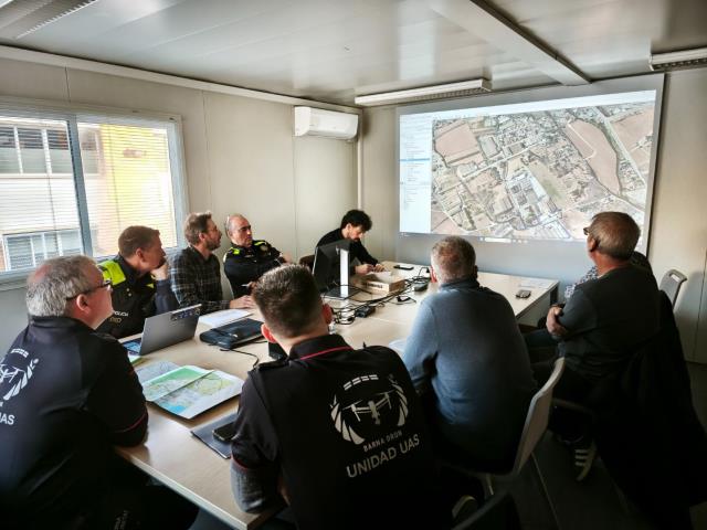 Reunió de la Policia Local de Vilanova i la Geltrú sobre l'ús de drons per a controlar activitats il·legals