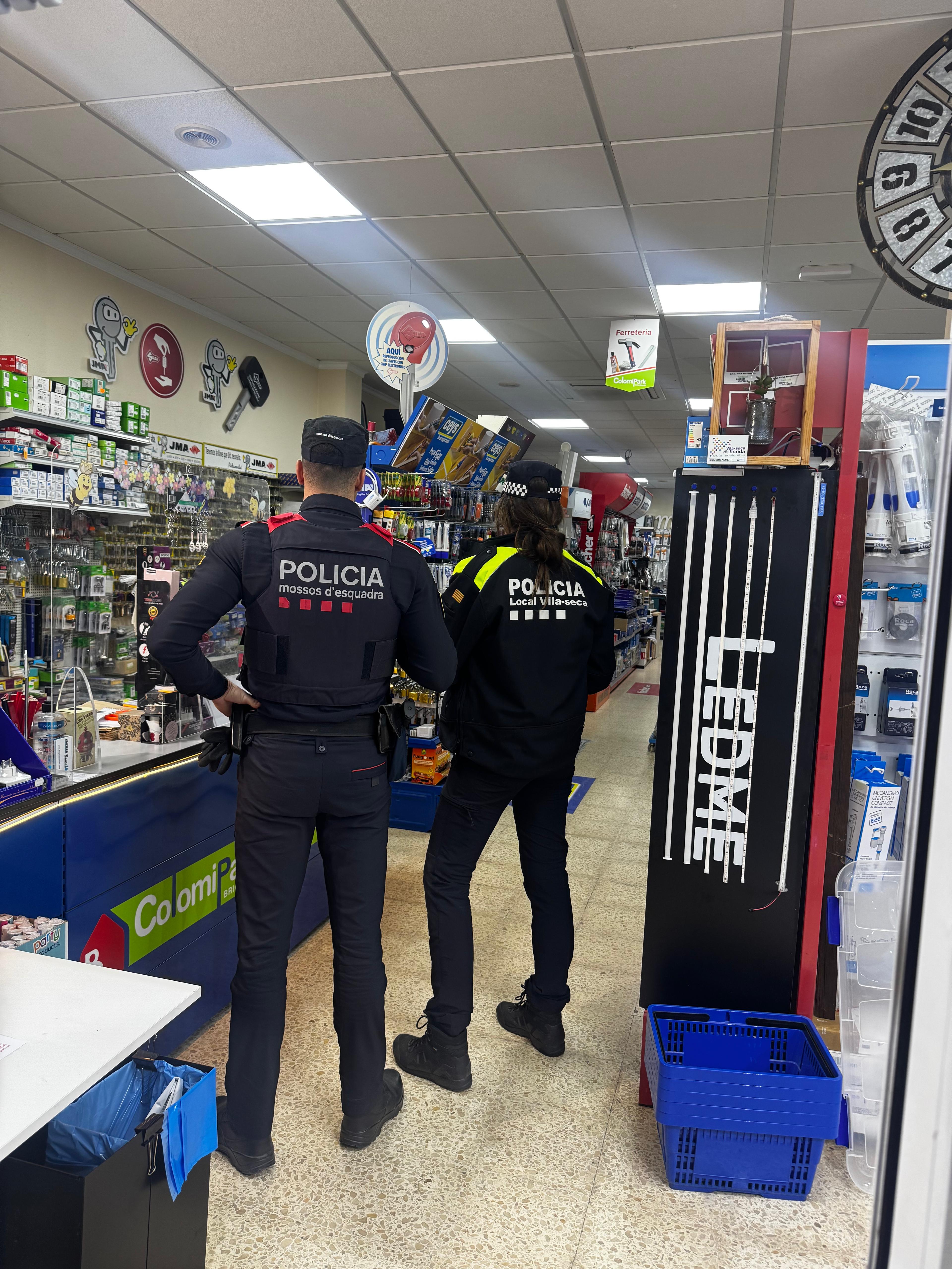 Policia Local de Vila seca i Mossos d'Esquadra en l'operació Grèvol per la campanya de Nadal (2)