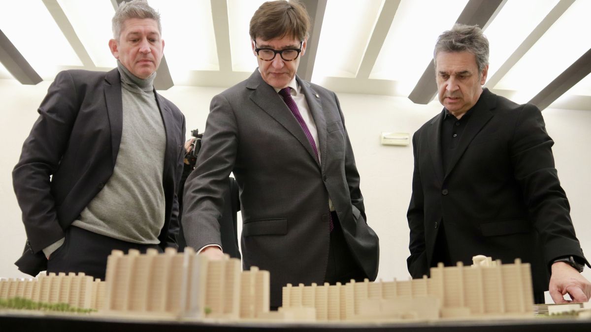 David Quirós i Salvador Illa observen la maqueta de Bellvitge per conèixer el projecte de soterrament de la Granvia