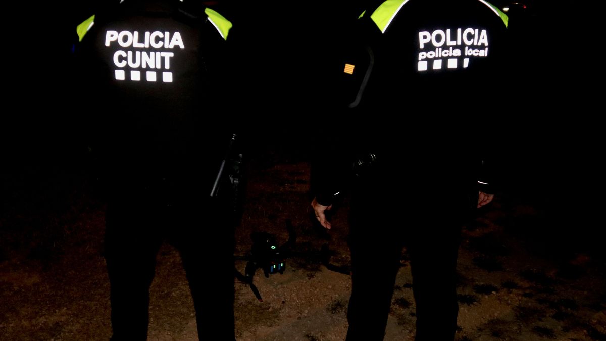 Dos agents de la Policia Local de Cunit amb el dron