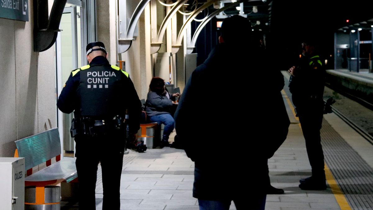 Dispositiu policial a l'estació de Cunit per evitar que la gent creui les vies