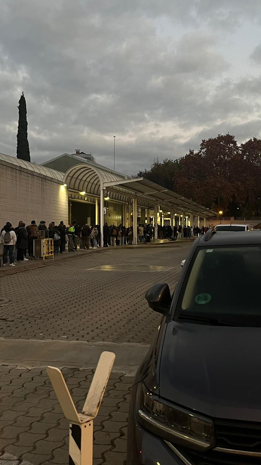 Acumulació de passatgers a l'estació d'autobús de Granollers per la incidència de Rodalies a Montmeló