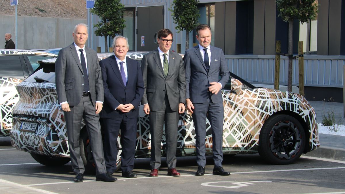 El conseller delegat de Seat i Cupra, Markus Haupt; amb el ministre d'Indústria, Jordi Hereu; i el president de la Generalitat, Salvador Illa, en la inauguració de la planta d'assemblatge de bateries