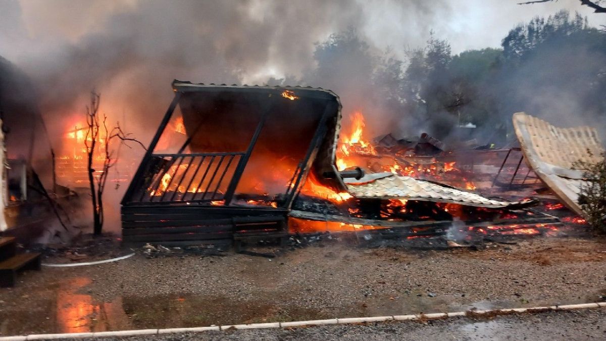 Un incendi crema 8 bungalous d'un càmping de Vandellòs i l'Hospitalet de l'Infant 1