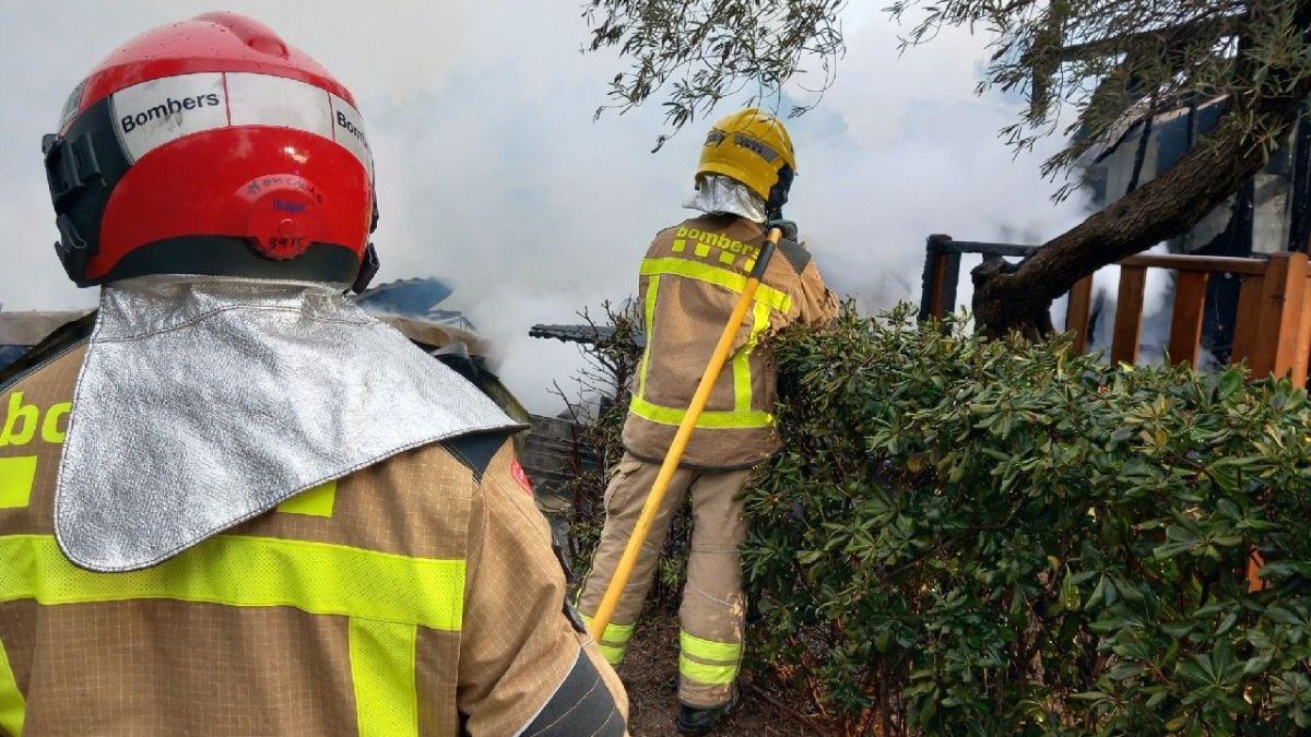Els Bombers treballen en l'incendi de 8 bungalous d'un càmping de Vandellòs i l'Hospitalet de l'Infant