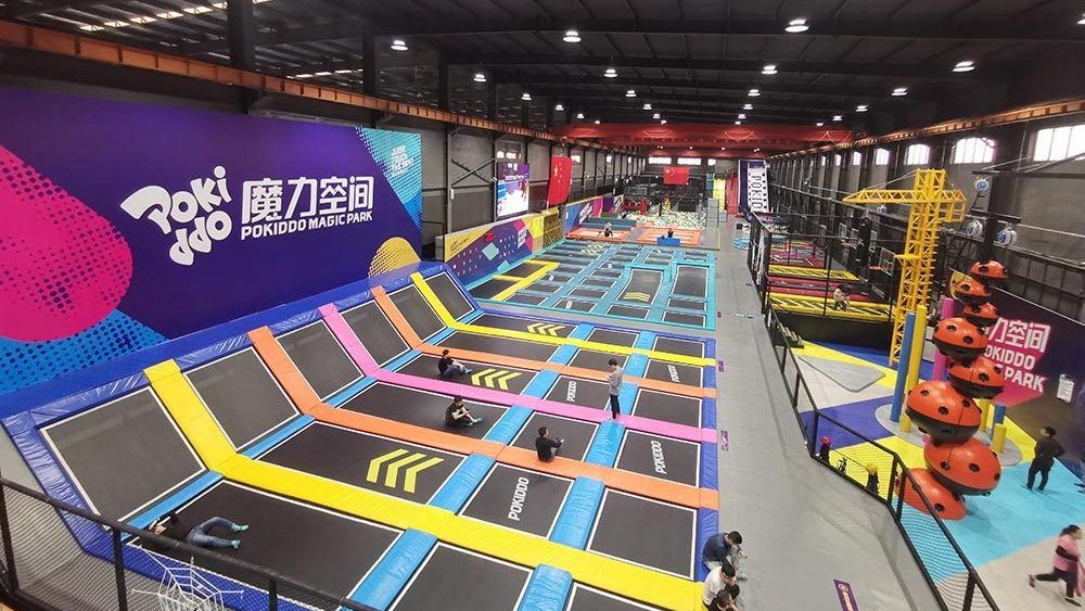 Parc de llits elàstics instal·lat per l'empresa Pokiddo