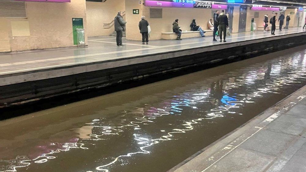 Estació del Gorg del Metro a Badalona inundada per les pluges