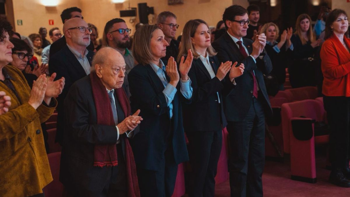 El president de la Generalitat, Salvador Illa, acompanyat de les conselleres de Drets Socials i Inclusió, Mònica Martínez Bravo, i d'Igualtat i Feminisme, Eva Menor