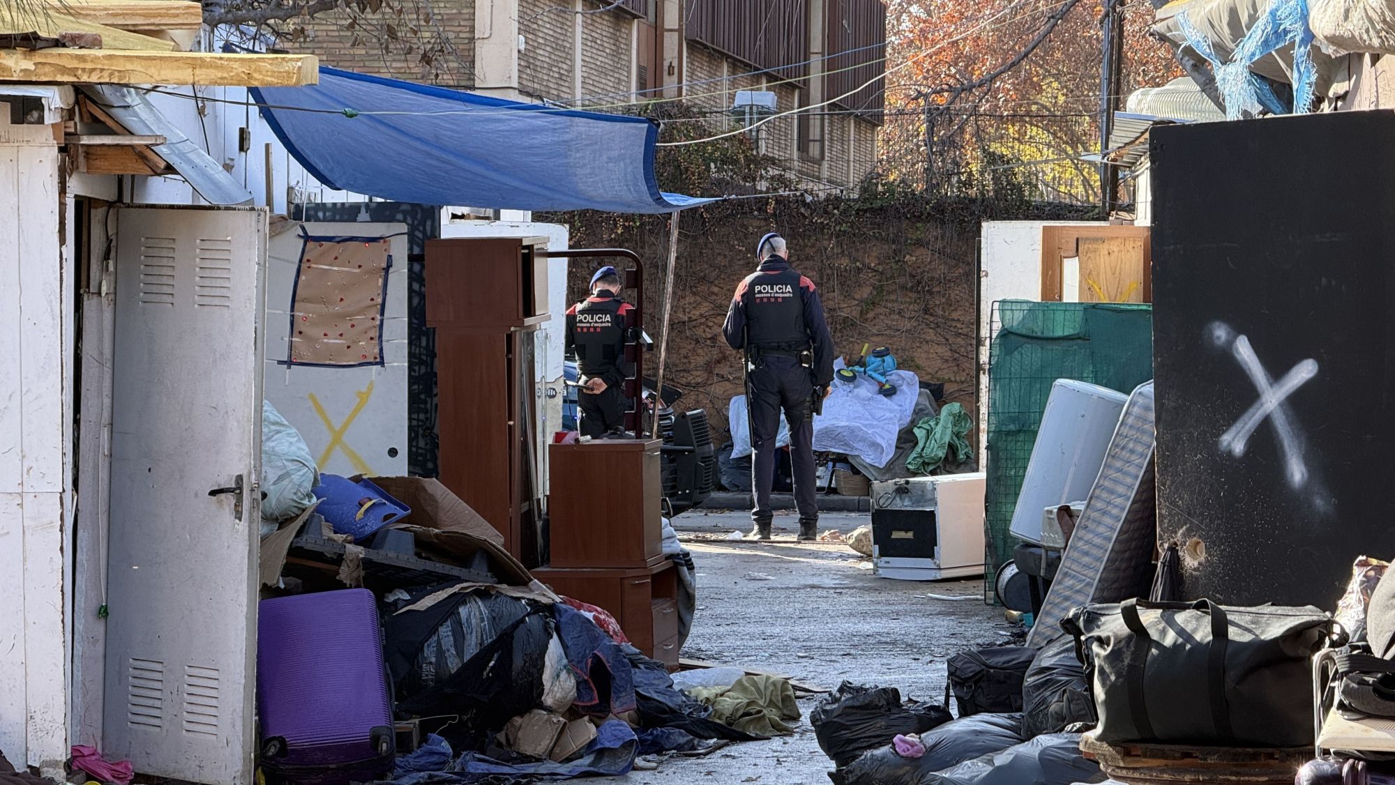 Els Mossos d'Esquadra custodien un dels accessos del B9, després del desallotjament.