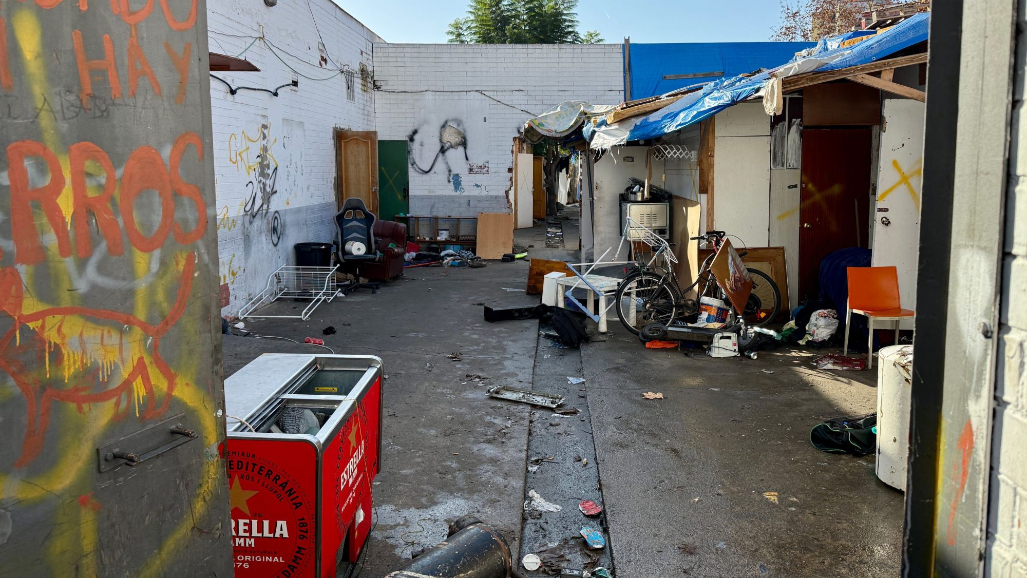 Barraques al pati de l'antic institut B9 de Badalona