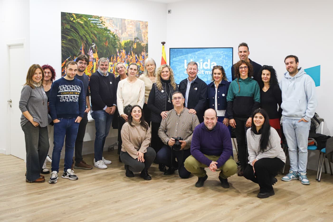 Foto de família de Junts per Catalunya Lleida amb els periodistes presents a la tradicional torronada de Nadal. Foto de família de Junts per Catalunya Lleida amb els periodistes presents a la tradicional torronada de Nadal.