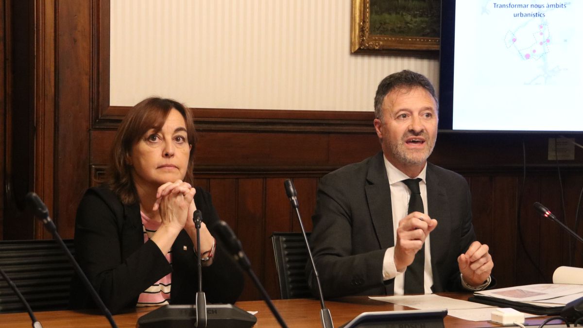 La consellera de Territori, Sílvia Paneque, i el secretari de Territori, Victor Puga, en una roda de premsa al Parlament