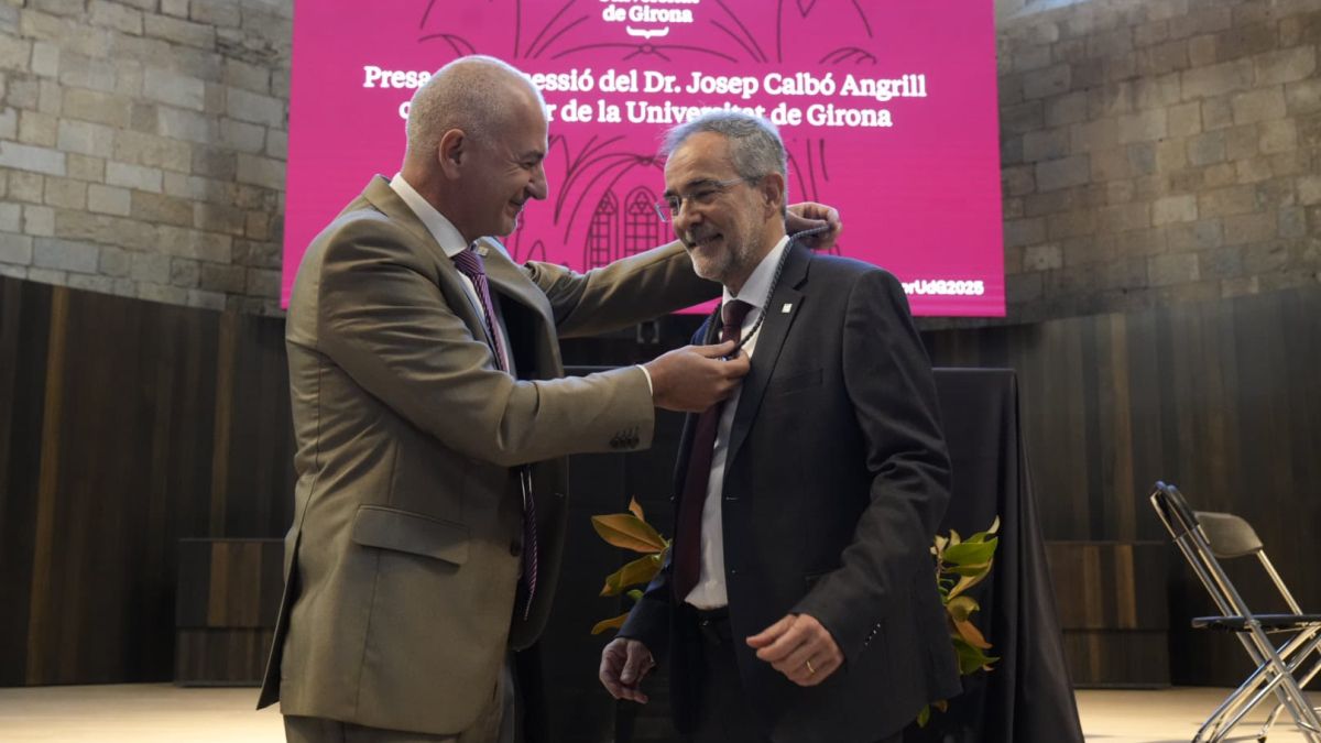 Salvi emtregant la medalla de rector a Calbó (UdG)