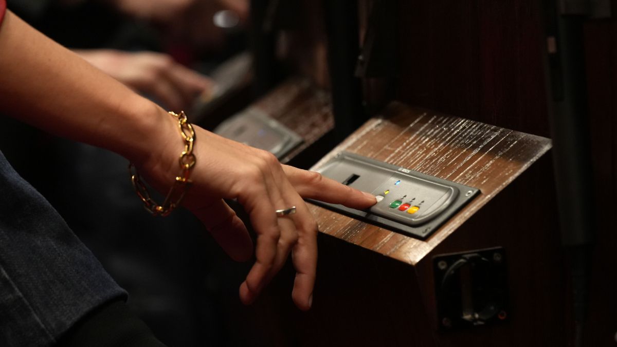 Un moment de les votacions d'aquest dijous al ple del Parlament