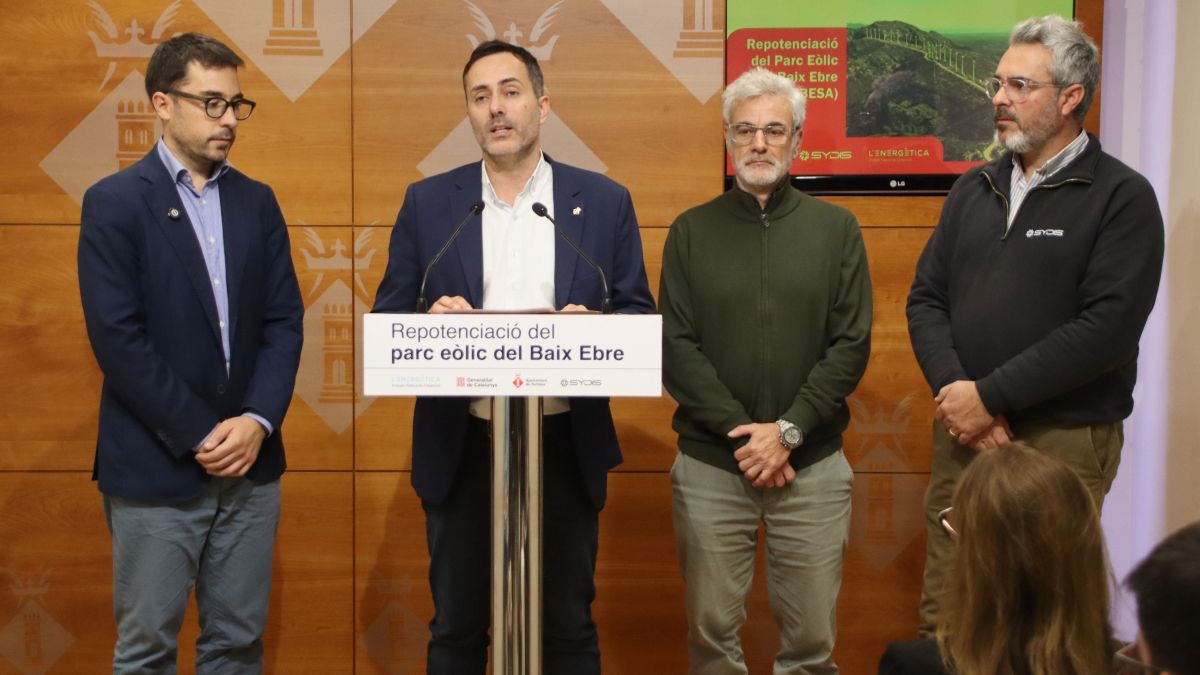 L'alcalde de Tortosa, Jordi Jordan, durant la roda de premsa de presentació del projecte de repotenciació del Parc Eòlic del Baix Ebre, acompanyat de Daniel Pérez, director general de l'Energètica, i de Kilian Franch