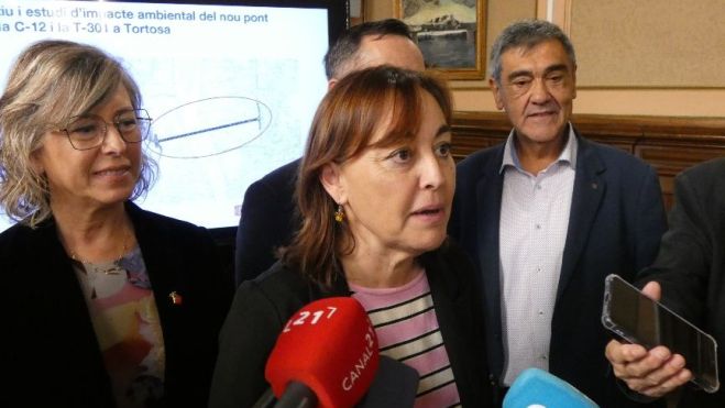 La consellera Sílvia Paneque en la reunió sobre el futur pont de Tortosa