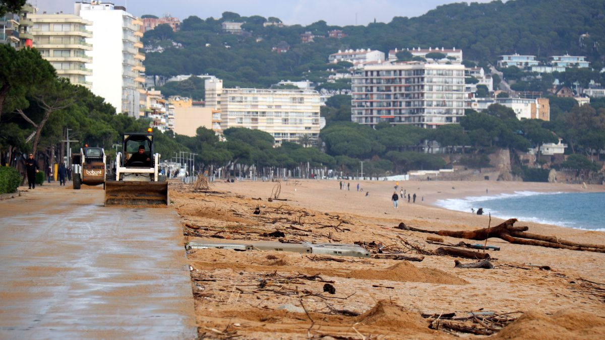 El tram sud del passeig marítim de Platja d'Aro després del temporal de llevant