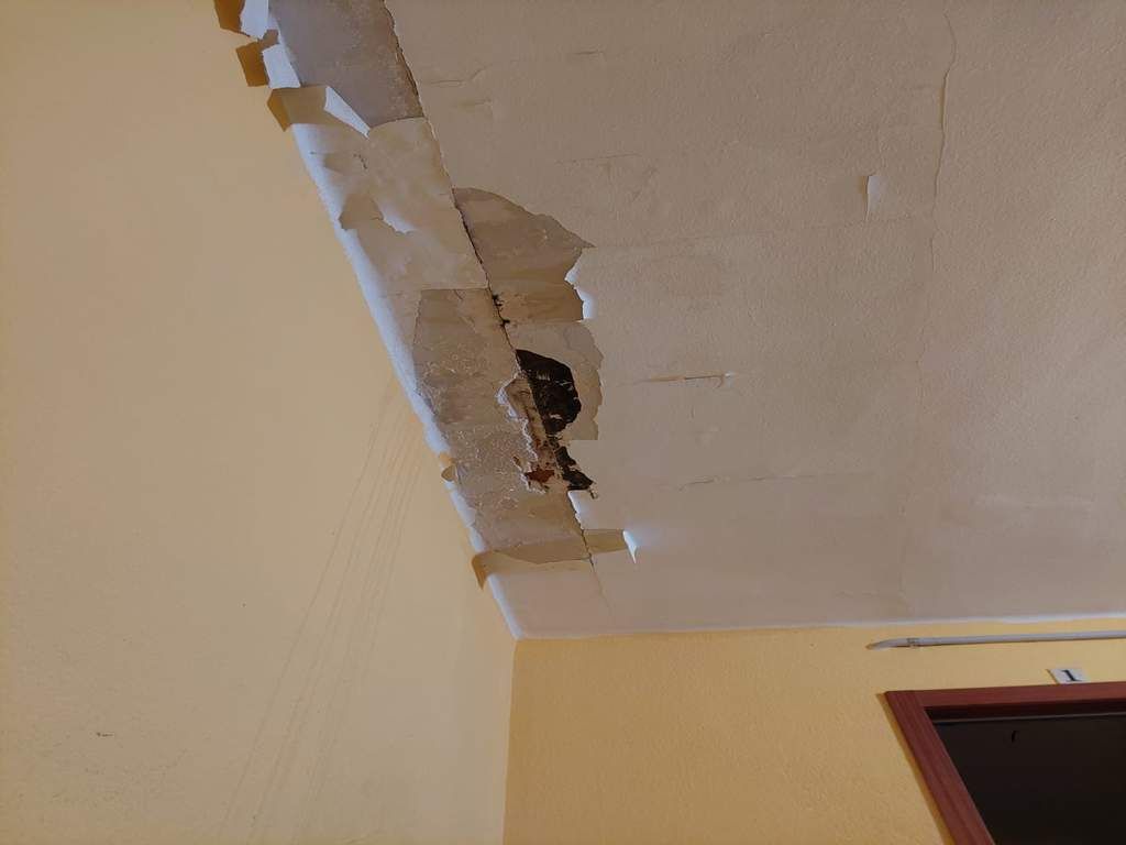 Una de les esquerdes per on va entrar l’aigua a l’edifici inundat de Santa Coloma de Gramenet