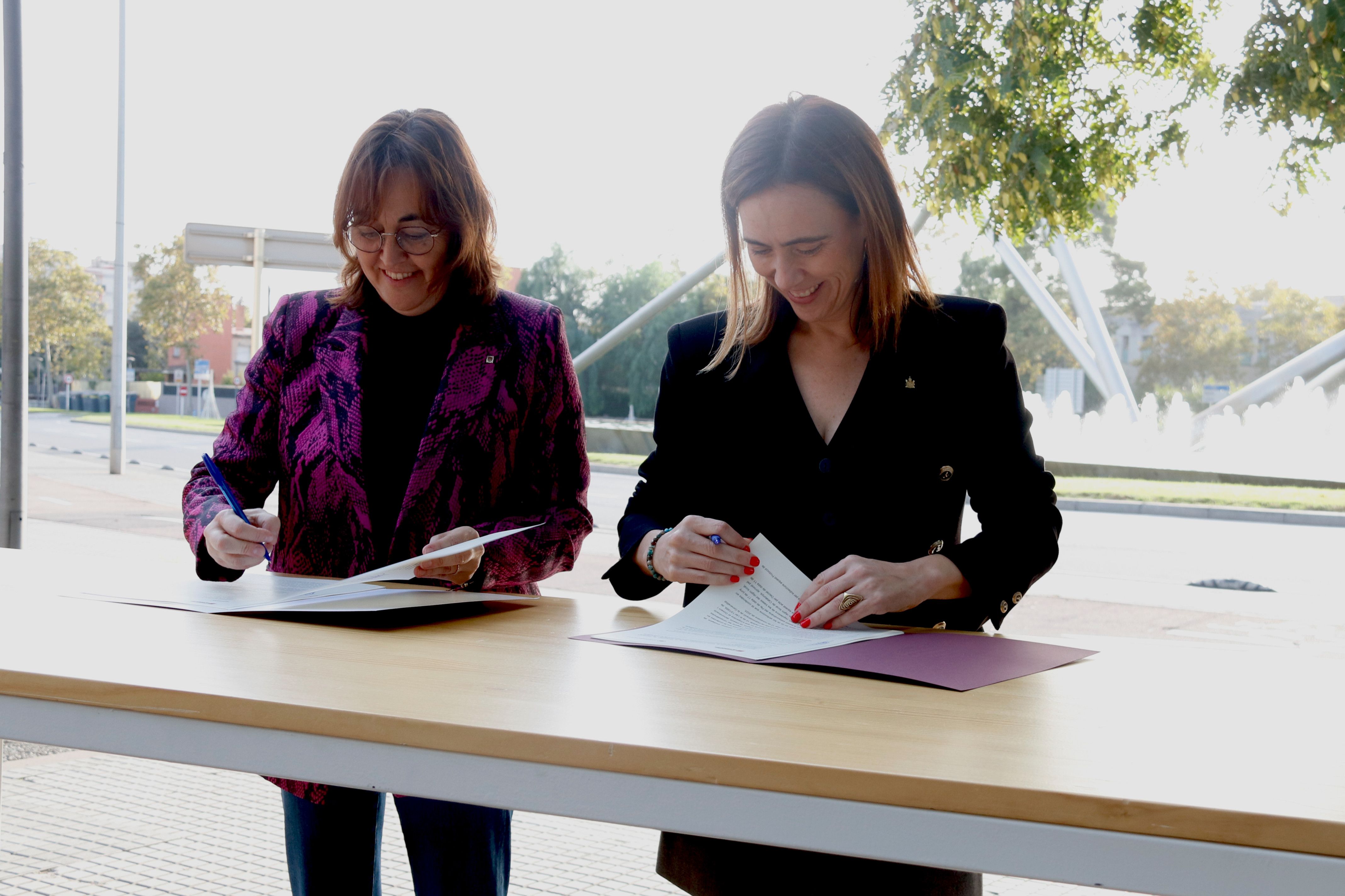 L'alcaldessa de Reus, Sandra Guaita, i la consellera de Territori, Sílvia Paneque, signen el protocol de la nova estació d'autobusos 1