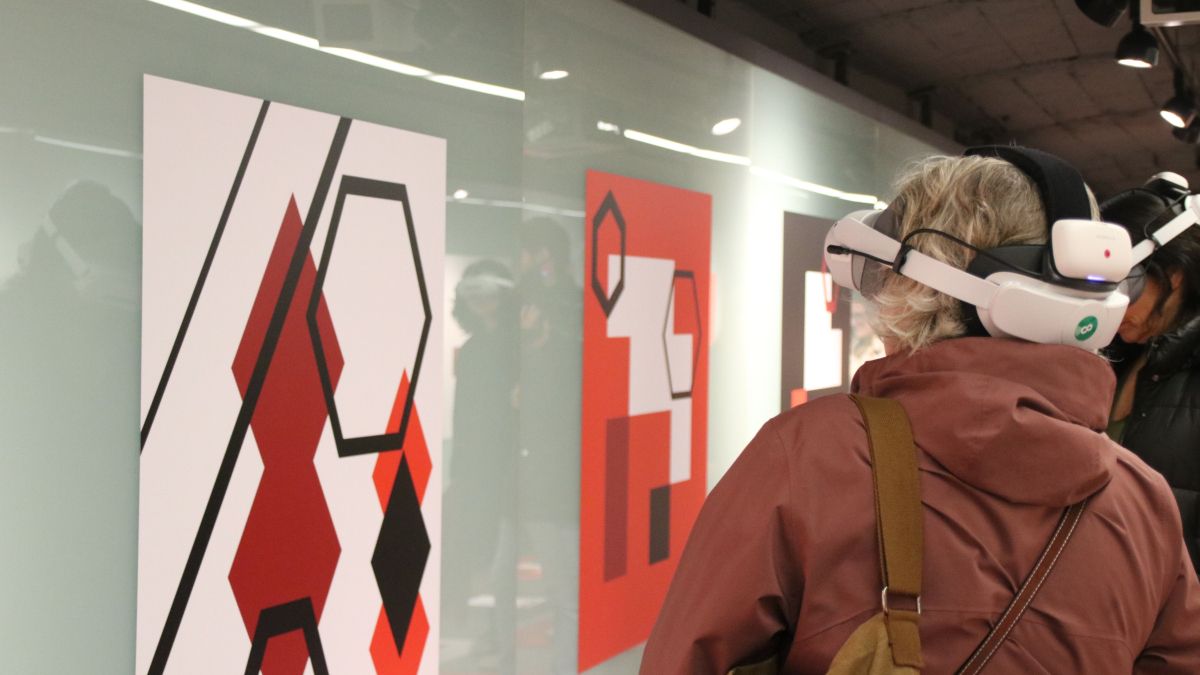 Una usuària experimentat la realitat virtual de TMB que porta a estacions dels anys 20