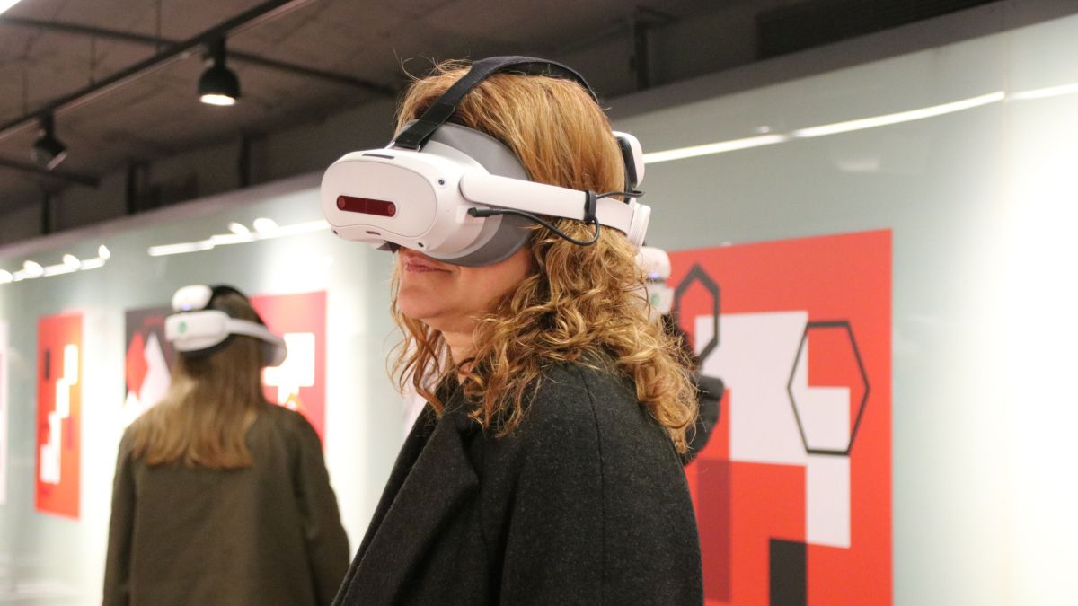 La presidenta de TMB, Laia Bonet, amb les ulleres de realitat virtual fent la prova de l'experiència immersiva